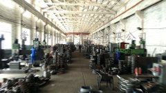 工(gong)人們正在(zai)緊張有序(xu)的加工閥(fa)門